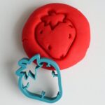 MĪCI voolimismassi lõikevorm, maasikas